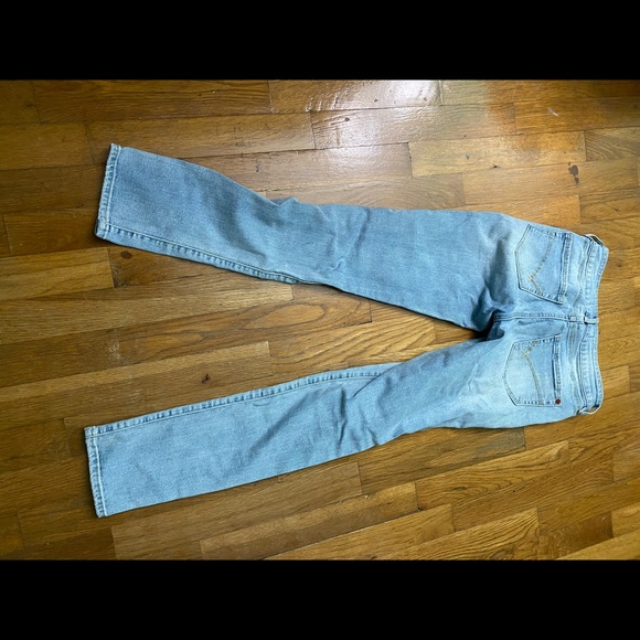 Light wash jeans with rips - Picture 2 of 3
